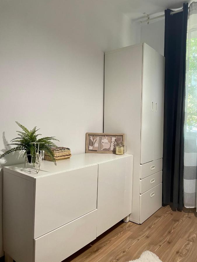 Thias Apartment -Parter, Langa Spitalul Marie Curie Bucarest Esterno foto